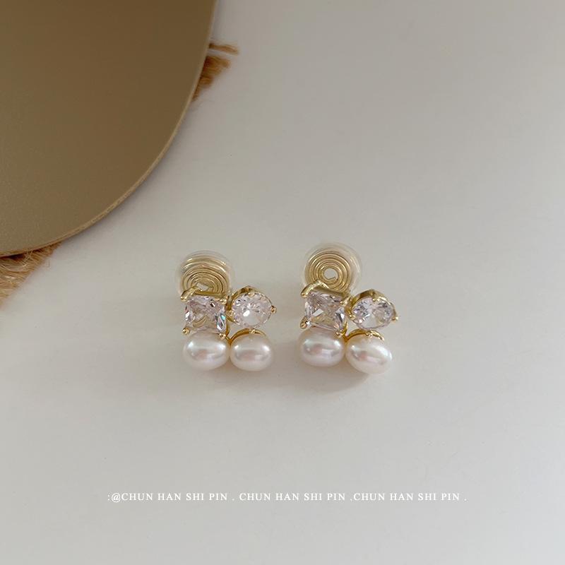 Freshwater pearls without ear holes, women s simple zircon mosquito coil disc earrings, sweet and small, fragrant temperament, painless ear clips
Freshwater pearls without ear holes, women s simple zircon mosquito coil disc earrings, sweet and small, fragrant temperament, painless ear clips