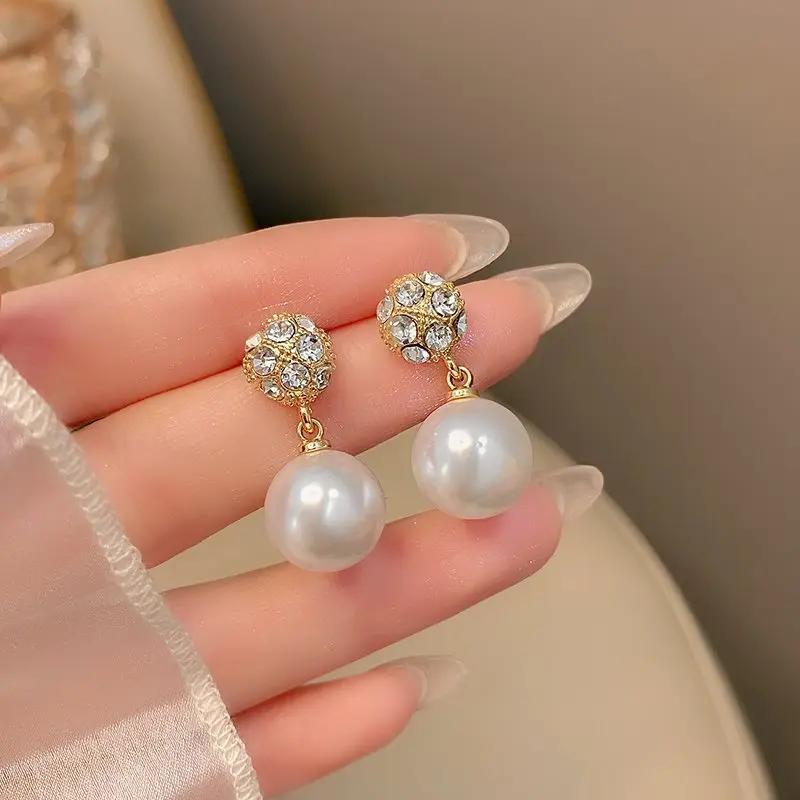 Hyperbole Imitation Pearl Disco Shine Light Drop Earrings for Women Temperament European and American Girl Friend Zircon
Hyperbole Imitation Pearl Disco Shine Light Drop Earrings for Women Temperament European and American Girl Friend Zircon