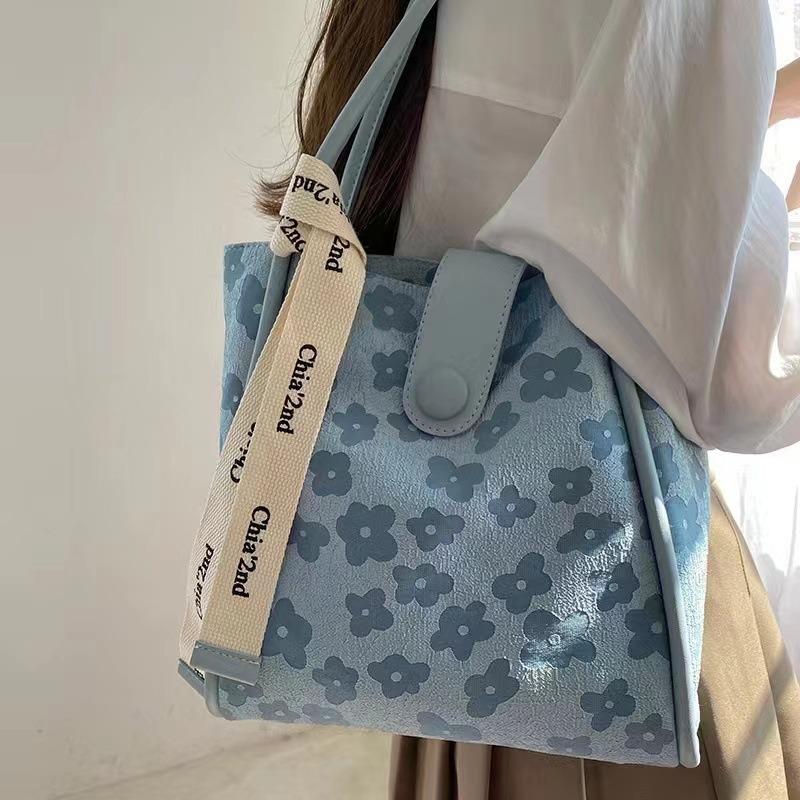 New Shoulder Bag Women s Bag Tote Bag Large Capacity Flower Embroidery Bucket Bag Simple Ribbon Underarm Bag небесно-голубой
New Shoulder Bag Women s Bag Tote Bag Large Capacity Flower Embroidery Bucket Bag Simple Ribbon Underarm Bag небесно-голубой