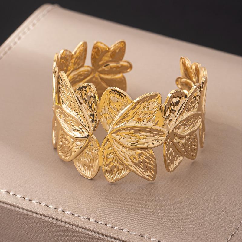 Gold Color Pleated Leaf Patchwork Open Bracelet, Men s and Women s Fashion Trend Holiday Accessories Zircon
Gold Color Pleated Leaf Patchwork Open Bracelet, Men s and Women s Fashion Trend Holiday Accessories Zircon