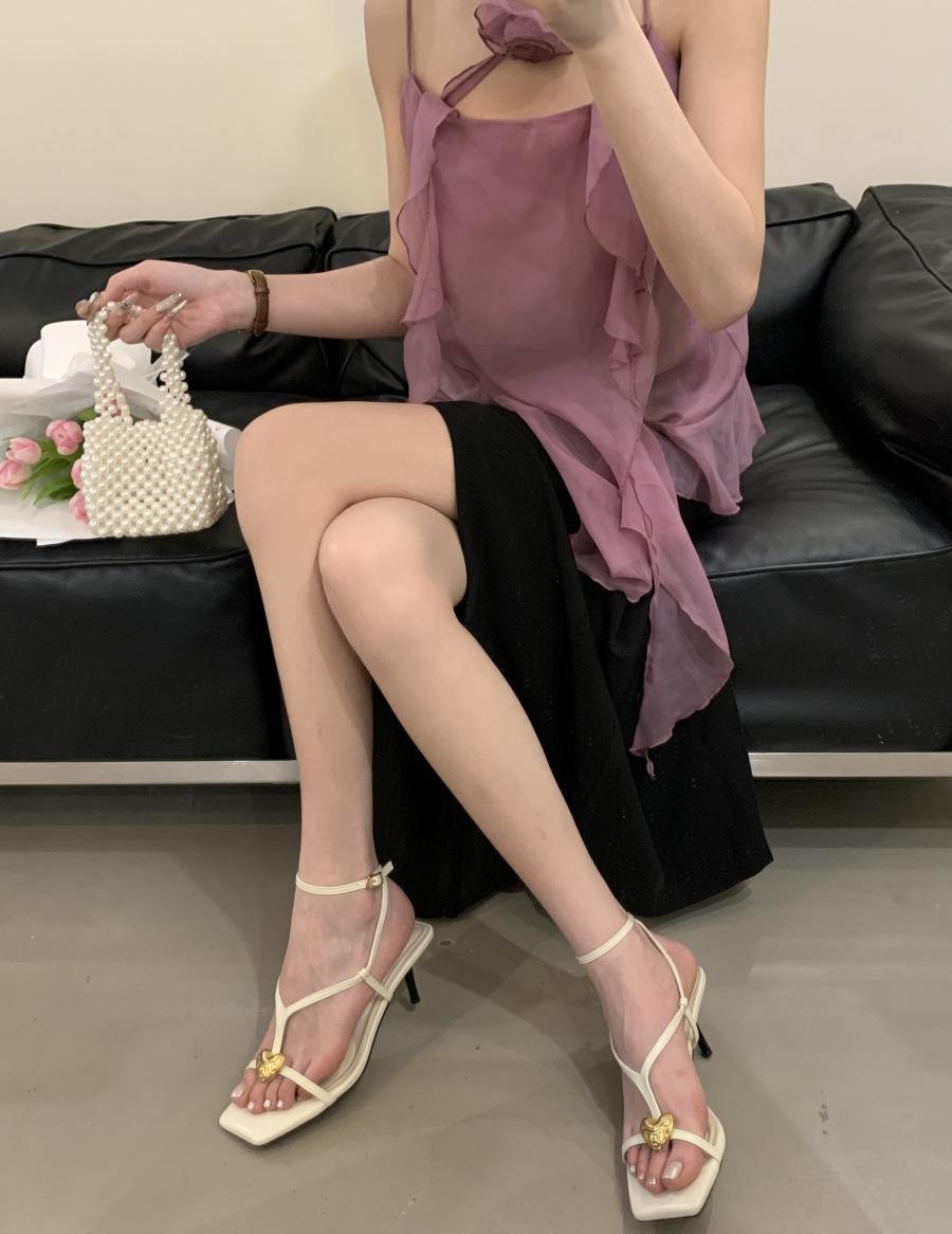 Туфли на высоком каблуке 2025 новые металлическая пряжка с квадратным носком тонкий каблук с открытым носком женские туфли летние сандалии светской львицы 40 белый
Туфли на высоком каблуке 2025 новые металлическая пряжка с квадратным носком тонкий каблук с открытым носком женские туфли летние сандалии светской львицы 40 белый