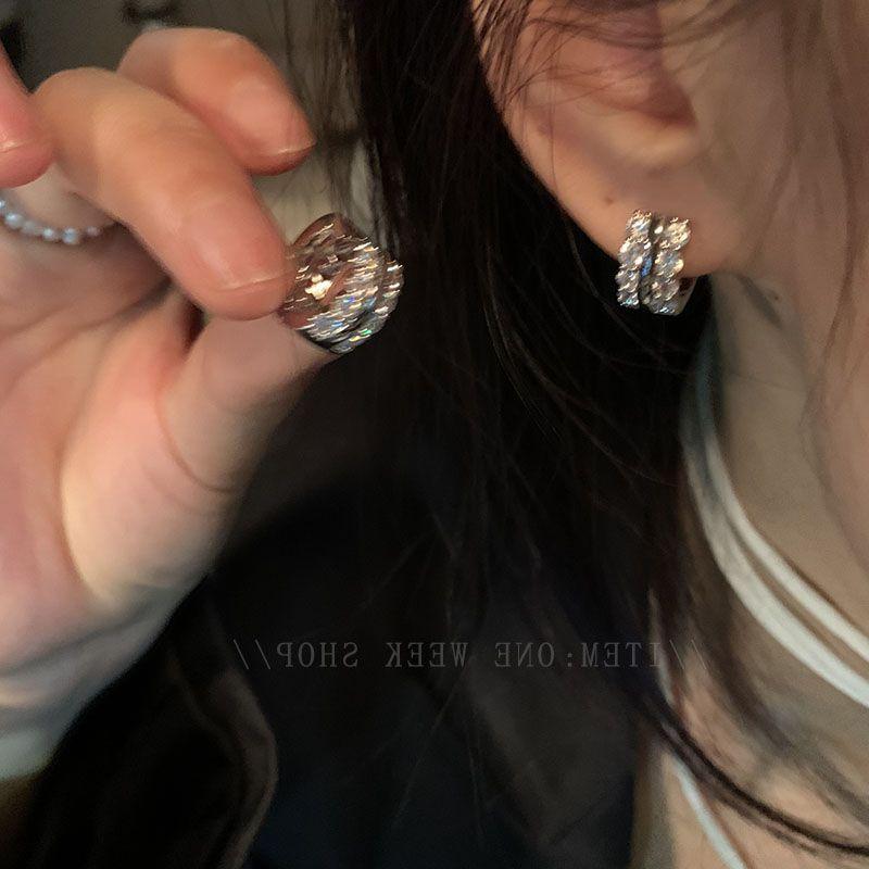 Accessible Luxury Best Selling Diamond Niche Design Sterling Silver Earrings A pair of exquisite flash diamond earrings
Accessible Luxury Best Selling Diamond Niche Design Sterling Silver Earrings A pair of exquisite flash diamond earrings