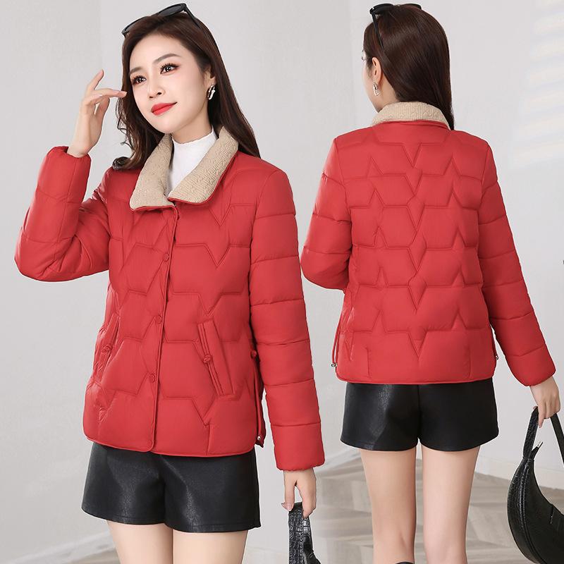 Женская короткая одежда с пуховым хлопковым наполнителем, новые темпераментные хлопковые куртки, приталенные и теплые хлопковые куртки, и партии пальто. 5XL (145-80kg)
Женская короткая одежда с пуховым хлопковым наполнителем, новые темпераментные хлопковые куртки, приталенные и теплые хлопковые куртки, и партии пальто. 5XL (145-80kg)