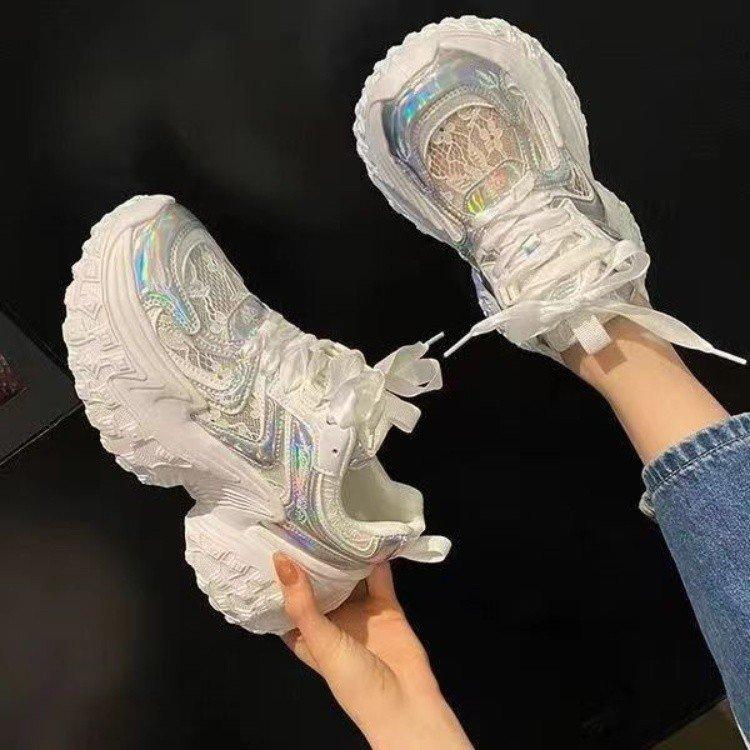 Белые кроссовки для женщин, лето 2024 г., женская дизайнерская обувь на толстой платформе, модные дышащие кроссовки из кружевной сетки с толстой подошвой 35 белый
Белые кроссовки для женщин, лето 2024 г., женская дизайнерская обувь на толстой платформе, модные дышащие кроссовки из кружевной сетки с толстой подошвой 35 белый