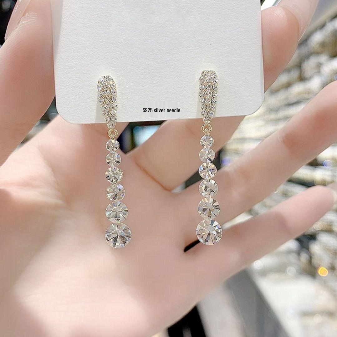 2025 Trendy Korean Tassel Earrings for Women: Rhinestone, Lightweight, Luxury, Water Drop Shape, Versatile, Super Shiny.
2025 Trendy Korean Tassel Earrings for Women: Rhinestone, Lightweight, Luxury, Water Drop Shape, Versatile, Super Shiny.