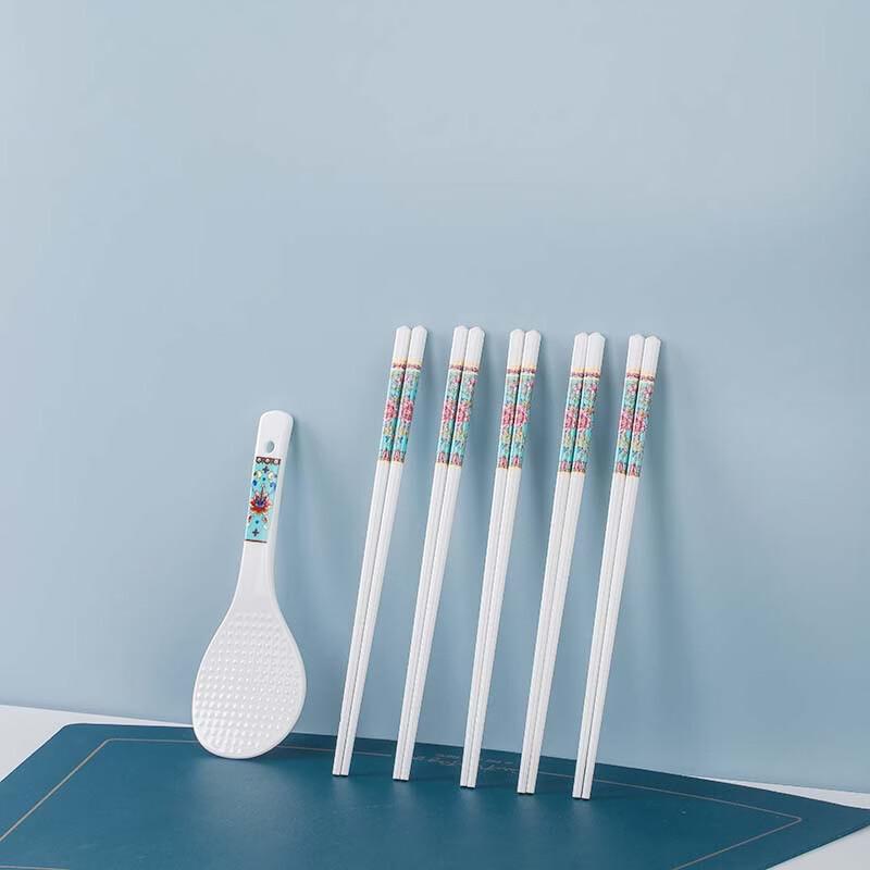 Jingdezhen Enamel Ceramic Chopsticks & Rice Scoop Set
Jingdezhen Enamel Ceramic Chopsticks & Rice Scoop Set