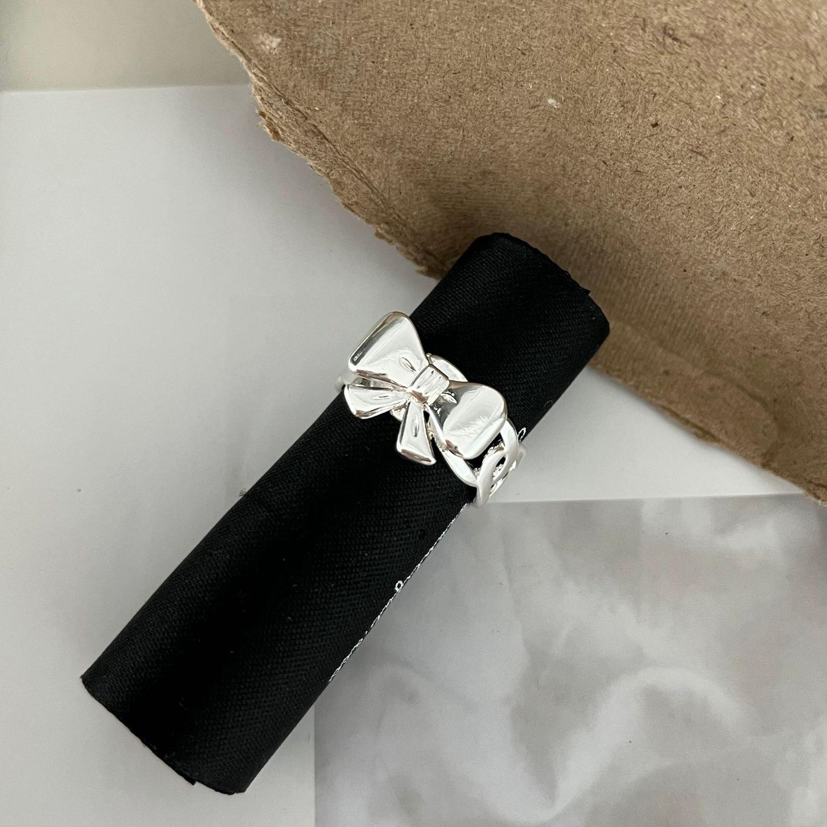 Y2K Sweet Copper Color Bow Ribbon Rings for Women Girls Opening Adjustable Rings Multilayer Metal Strap Bowknot Design Zircon
Y2K Sweet Copper Color Bow Ribbon Rings for Women Girls Opening Adjustable Rings Multilayer Metal Strap Bowknot Design Zircon