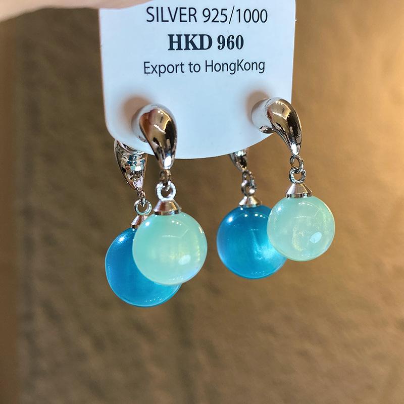 Resin round pendant earrings, fashionable and simple high-end studs, niche personality, temperament, earrings, women
Resin round pendant earrings, fashionable and simple high-end studs, niche personality, temperament, earrings, women