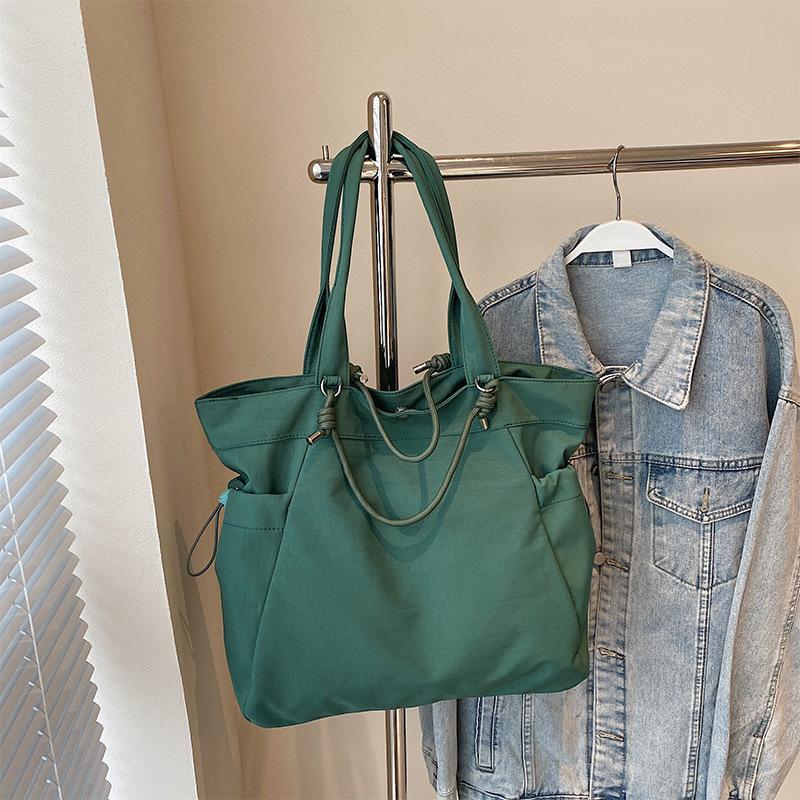 Легкая водонепроницаемая сумка большой вместимости для женщин, новая универсальная повседневная сумка для путешествий, многокарманная сумка Niche
Легкая водонепроницаемая сумка большой вместимости для женщин, новая универсальная повседневная сумка для путешествий, многокарманная сумка Niche