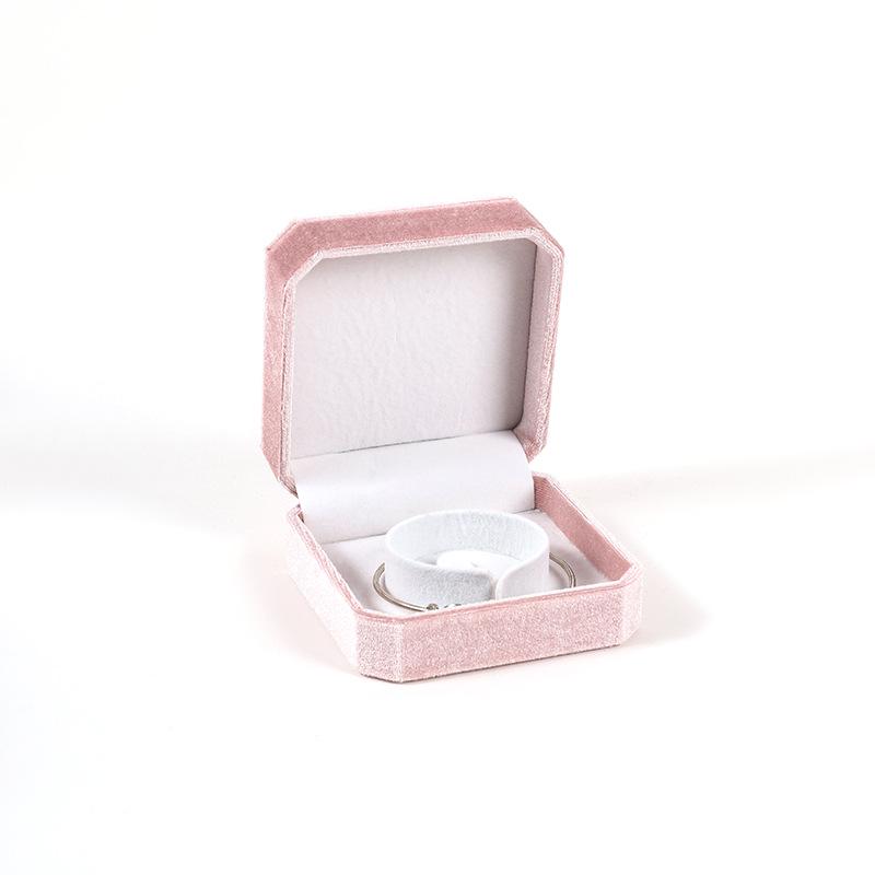 Элегантная бархатная восьмиугольная шкатулка для колец, браслетов, ожерелий и подвесок 9.1*9.1*4.1
Элегантная бархатная восьмиугольная шкатулка для колец, браслетов, ожерелий и подвесок 9.1*9.1*4.1