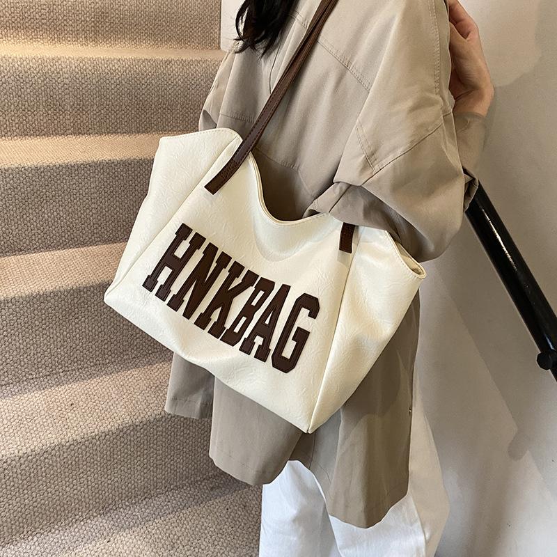 Autumn and winter large-capacity women s bag 2025 new fashion versatile trendy retro tote bag women s shoulder messenger bag 47*13*30 білий
Autumn and winter large-capacity women s bag 2025 new fashion versatile trendy retro tote bag women s shoulder messenger bag 47*13*30 білий