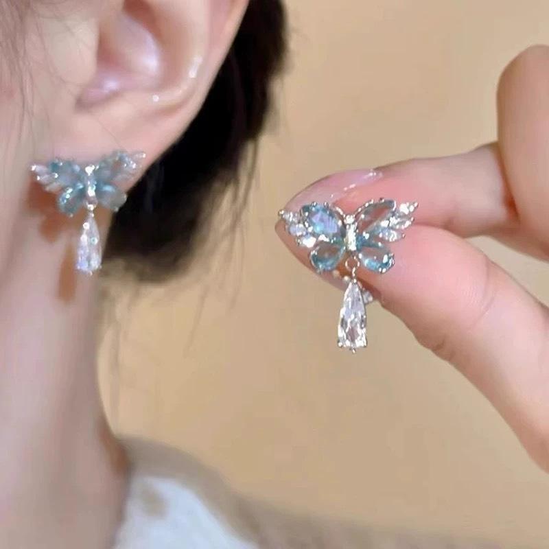 Summer Smart Blue Zircon Butterfly Stud Earrings Cute Fairy Cold Earrings Exquisite Premium Earrings
Summer Smart Blue Zircon Butterfly Stud Earrings Cute Fairy Cold Earrings Exquisite Premium Earrings