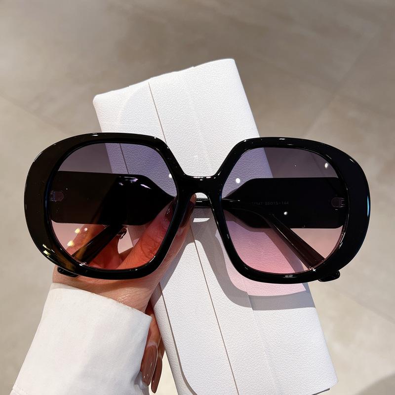 Дизайнерские солнцезащитные очки класса люкс с большой оправой, женские, винтажные, модные, круглые, трендовые, панк, оверсайз, элегантные, с защитой от ультрафиолета UV400
Дизайнерские солнцезащитные очки класса люкс с большой оправой, женские, винтажные, модные, круглые, трендовые, панк, оверсайз, элегантные, с защитой от ультрафиолета UV400