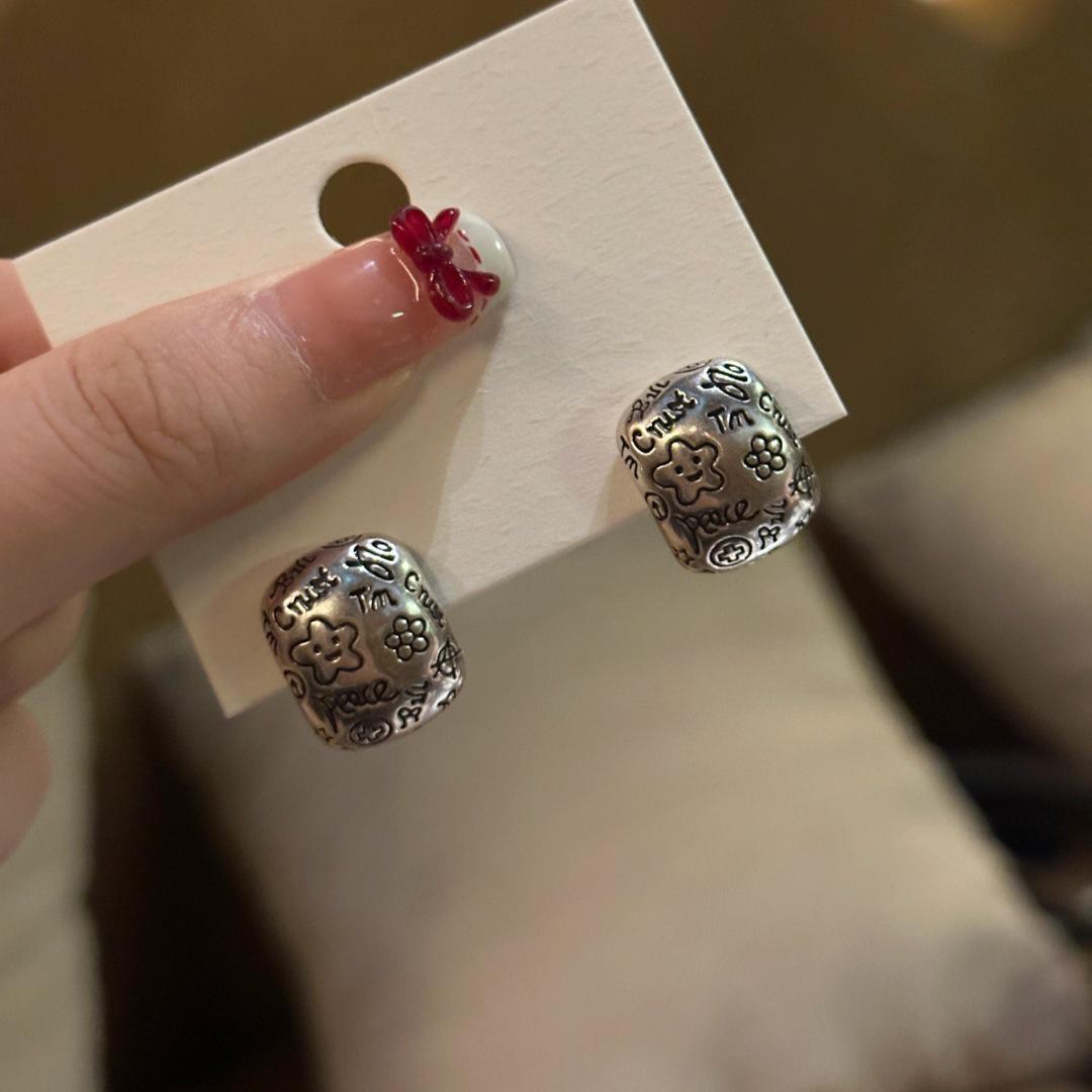 Ретро Металлические Серьги с Цветком и Смайликом - Универсальный Нишевый Дизайн Smiley face letter flower
Ретро Металлические Серьги с Цветком и Смайликом - Универсальный Нишевый Дизайн Smiley face letter flower