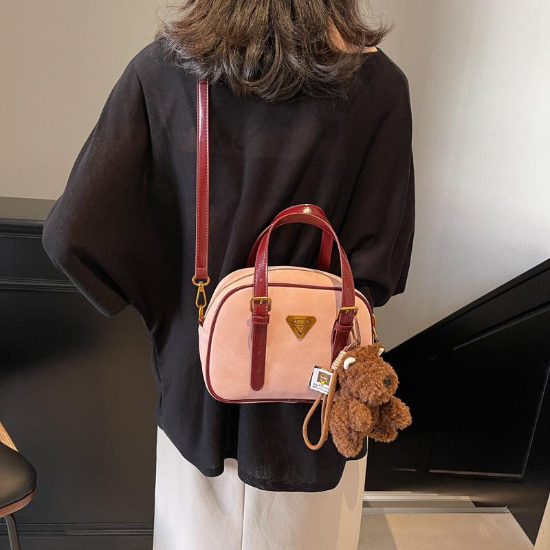 Retro handbag women s 2025 autumn and winter new contrasting color fashion bowling bag shoulder bag 23*11*16
Retro handbag women s 2025 autumn and winter new contrasting color fashion bowling bag shoulder bag 23*11*16