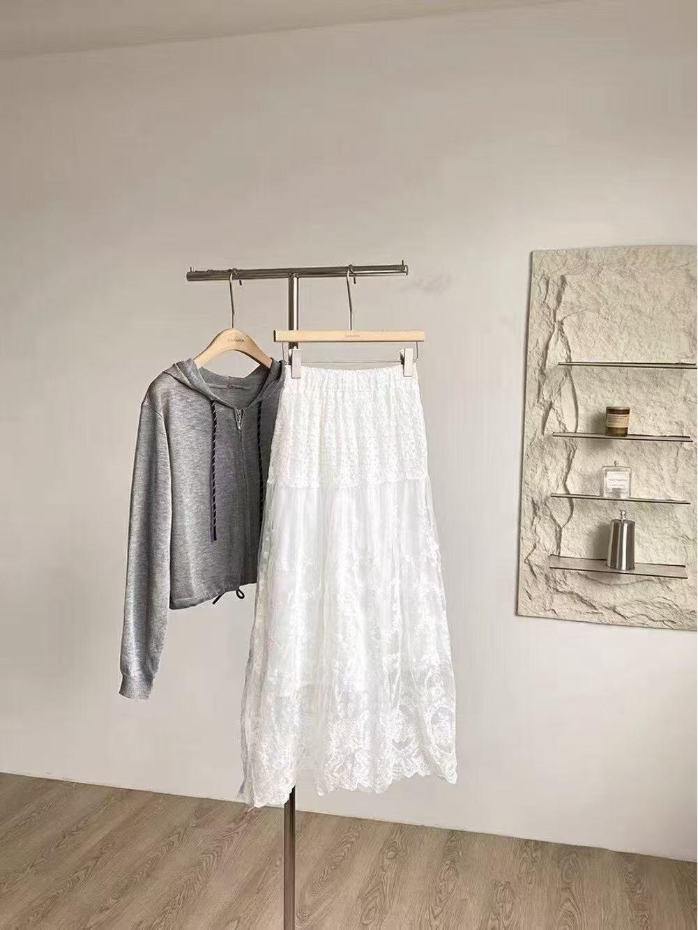 Elegant French Lace Embroidered A-Line Skirt for Women - High Waist, Wide Hem, Long, Layered Design for Autumn/Winter One Size
Elegant French Lace Embroidered A-Line Skirt for Women - High Waist, Wide Hem, Long, Layered Design for Autumn/Winter One Size