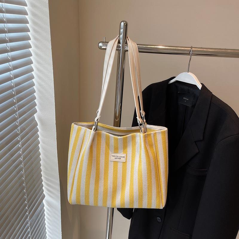 Нишевая модная полосатая сумка-тоут большой вместимости для поездок на работу, женская новая универсальная сумка через плечо, портативная сумка-тоут
Нишевая модная полосатая сумка-тоут большой вместимости для поездок на работу, женская новая универсальная сумка через плечо, портативная сумка-тоут