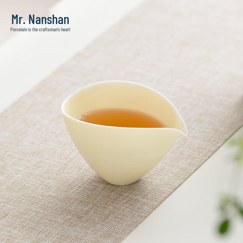 Nanshan Xiansheng Minimalist Ceramic Gongfu Tea Fair Cup
Nanshan Xiansheng Minimalist Ceramic Gongfu Tea Fair Cup