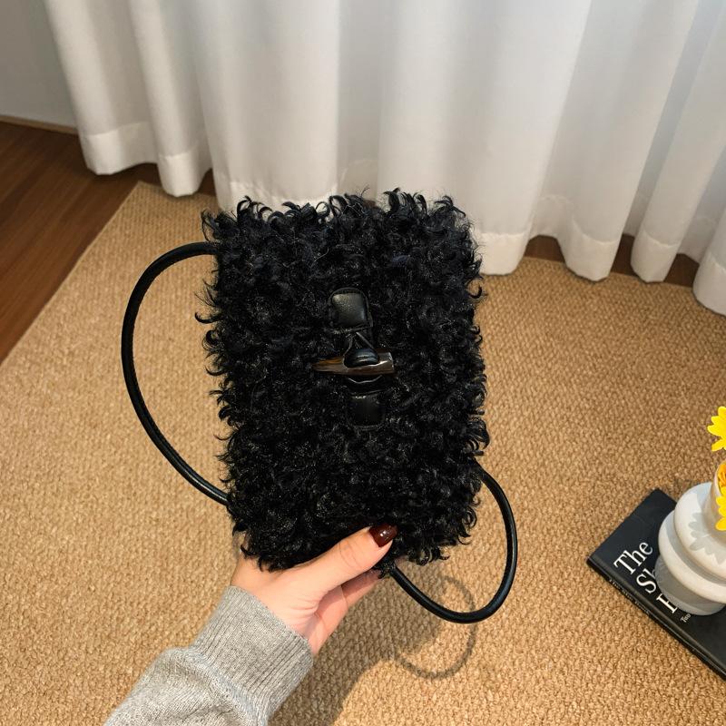 High value messenger bag small bag women s winter new casual mobile phone bag shoulder plush bag чорний
High value messenger bag small bag women s winter new casual mobile phone bag shoulder plush bag чорний