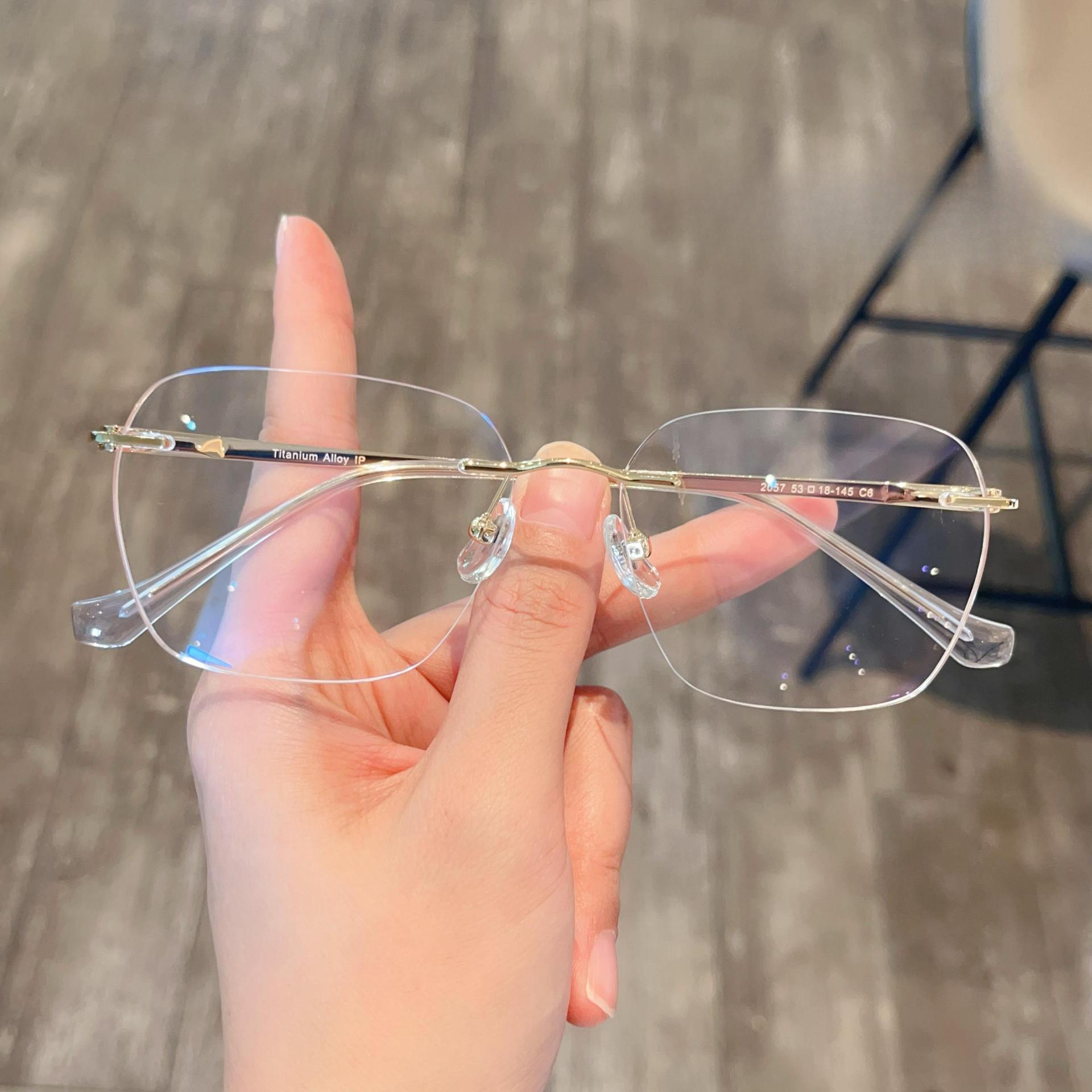 Сверхлегкая титановая оправа для очков в простом стиле в стиле ретро, многоугольная безрамная, может сочетаться с градусами.
Сверхлегкая титановая оправа для очков в простом стиле в стиле ретро, многоугольная безрамная, может сочетаться с градусами.