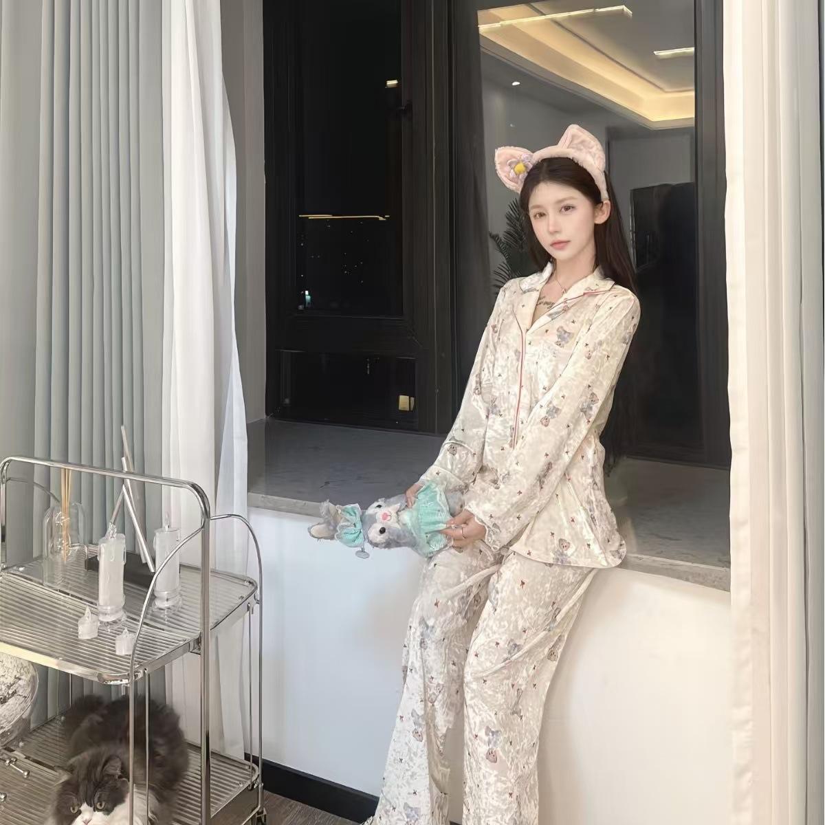 Korean version of cartoon bear golden velvet high-end pajamas women s autumn and winter long-sleeved loungewear can be worn outside in stock M
Korean version of cartoon bear golden velvet high-end pajamas women s autumn and winter long-sleeved loungewear can be worn outside in stock M