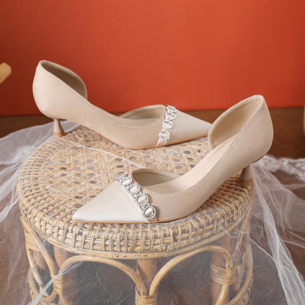 Изысканные атласные туфли-мюли на шпильке: Женские туфли с острым носком, боковыми вырезами, коллекция весна-лето 2025 39 хаки
Изысканные атласные туфли-мюли на шпильке: Женские туфли с острым носком, боковыми вырезами, коллекция весна-лето 2025 39 хаки