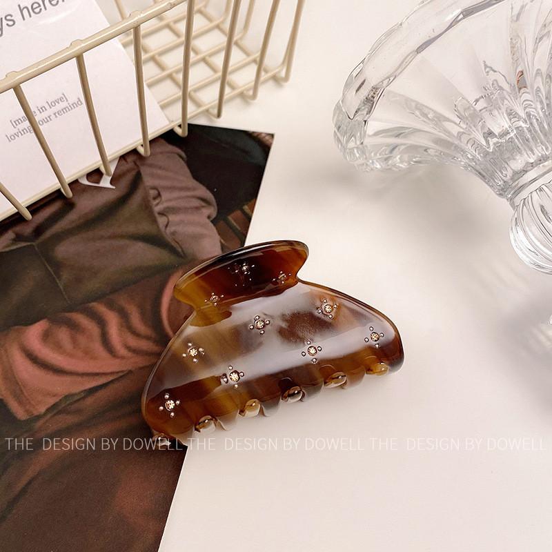 Elegant Jelly Color Acetate Hair Claw Clip With Rhinestones For Fashionable Updos
Elegant Jelly Color Acetate Hair Claw Clip With Rhinestones For Fashionable Updos