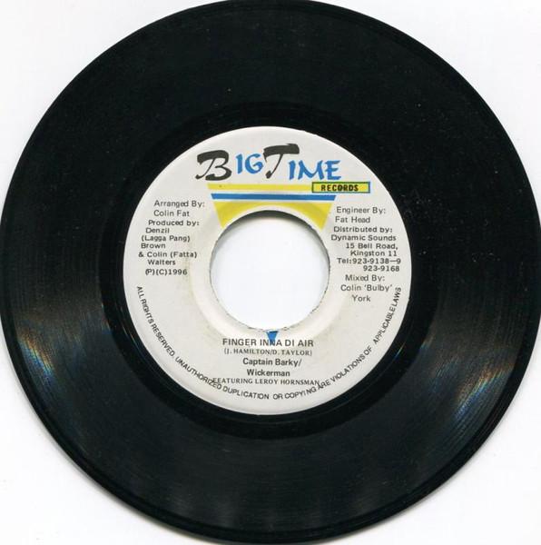 7inch Record CAPTAIN BARKEY / WICKERMAN / STEELY - Finger Inna Di Air / Version - Out NONE Big Time Record 1996 Jamaica Reggae, Ska & Dub Used
7inch Record CAPTAIN BARKEY / WICKERMAN / STEELY - Finger Inna Di Air / Version - Out NONE Big Time Record 1996 Jamaica Reggae, Ska & Dub Used