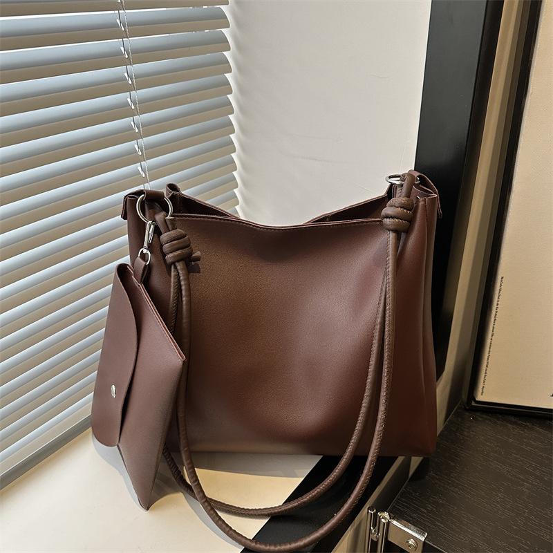 Однотонная ретро мода простая высокая текстура сумка через плечо под мышку сумка-тоут набор из двух предметов для поездок на работу универсальная сумка-мессенджер
Однотонная ретро мода простая высокая текстура сумка через плечо под мышку сумка-тоут набор из двух предметов для поездок на работу универсальная сумка-мессенджер