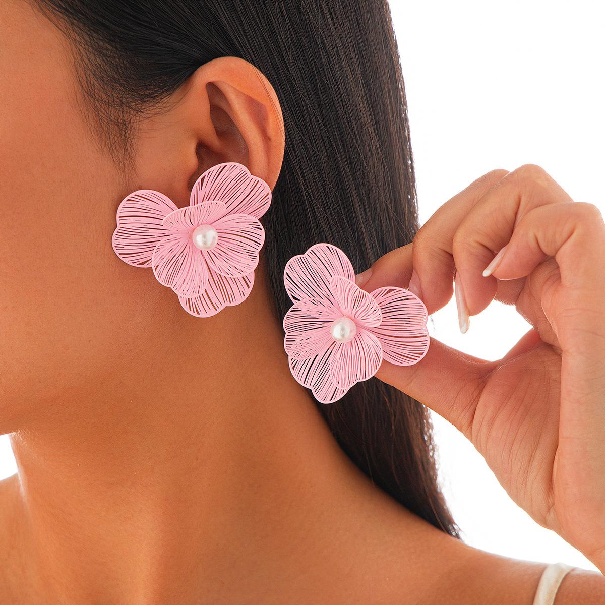 Fresh and sweet flower imitation pearl earrings, fashionable temperament pastoral design sense exaggerated stud earrings
Fresh and sweet flower imitation pearl earrings, fashionable temperament pastoral design sense exaggerated stud earrings