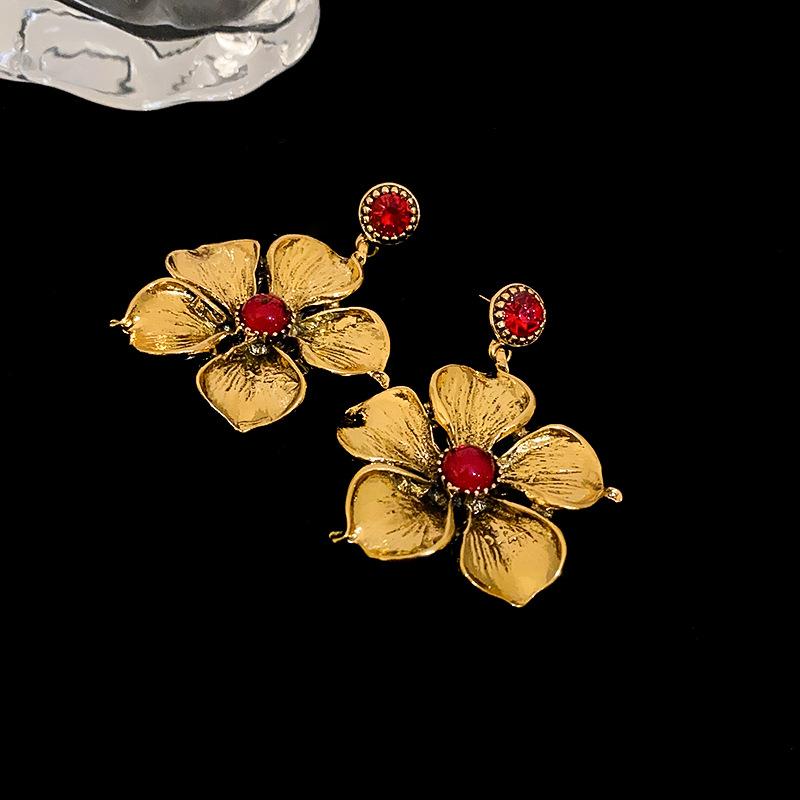 Silver Needle Diamond Medieval Flower Earrings French Fashion Temperament Earrings Light Luxury Retro Court Earrings Women
Silver Needle Diamond Medieval Flower Earrings French Fashion Temperament Earrings Light Luxury Retro Court Earrings Women
