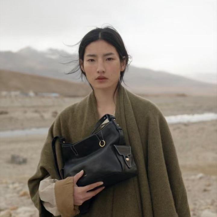 Songmont Yamashita Yousong s Hobo Vegetable Tanned Leather Crossbody Bag Small 28x12.5x19.5 cm
Songmont Yamashita Yousong s Hobo Vegetable Tanned Leather Crossbody Bag Small 28x12.5x19.5 cm