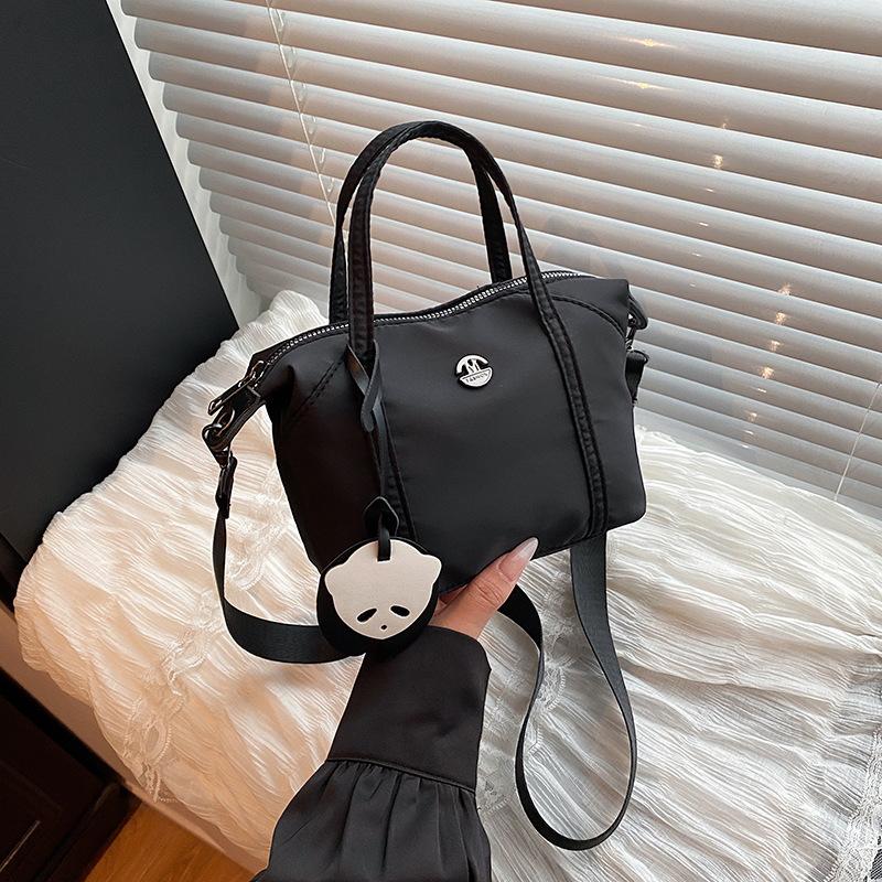 2025 нова сумка сумка-пельмень жіноча на одне плече ручна портативна сумка-месенджер модна нейлонова сумка для мобільного телефону універсальна сумка чорний
2025 нова сумка сумка-пельмень жіноча на одне плече ручна портативна сумка-месенджер модна нейлонова сумка для мобільного телефону універсальна сумка чорний