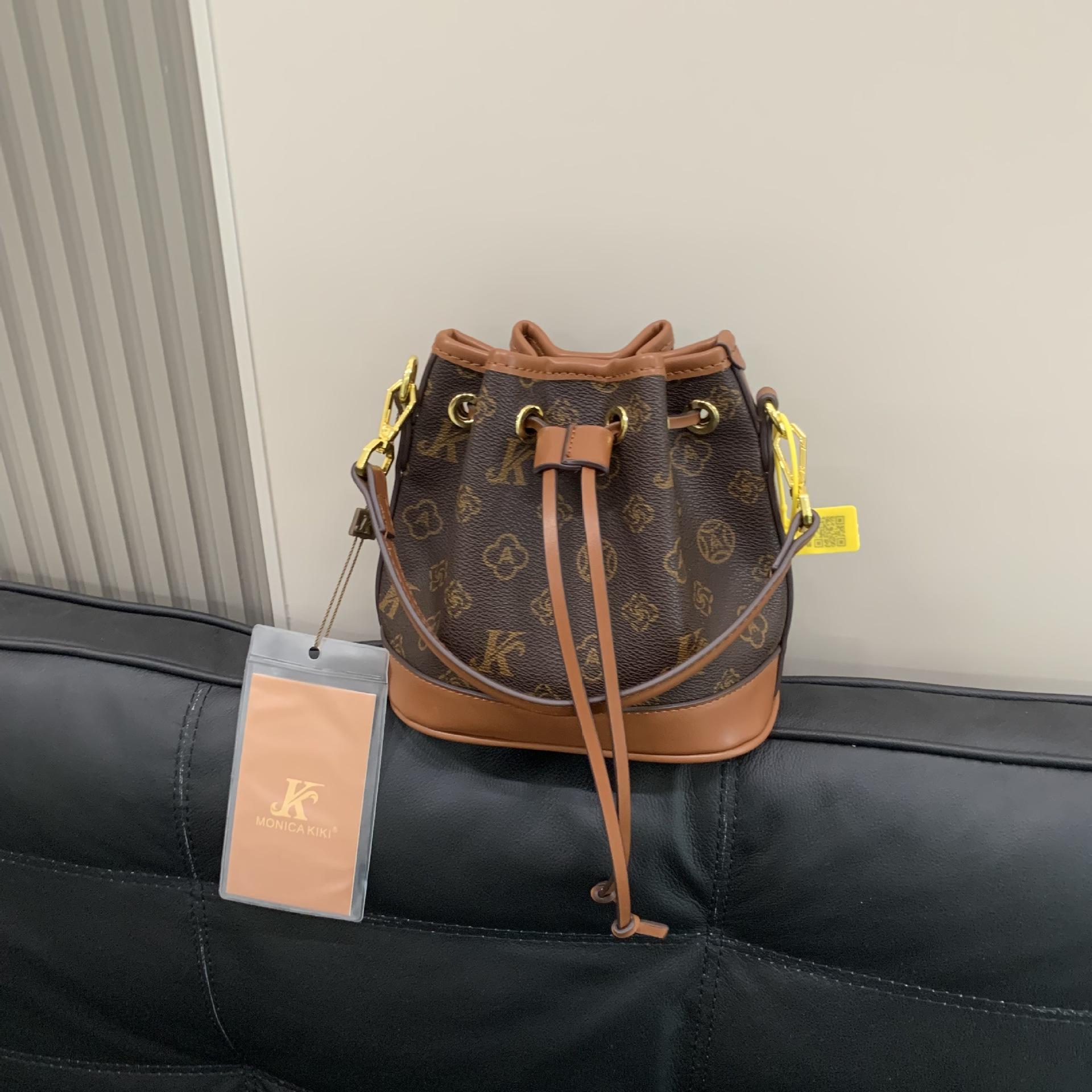 Новая женская сумка модного стиля нано сумка-ведро портативная на плечо через плечо
Новая женская сумка модного стиля нано сумка-ведро портативная на плечо через плечо