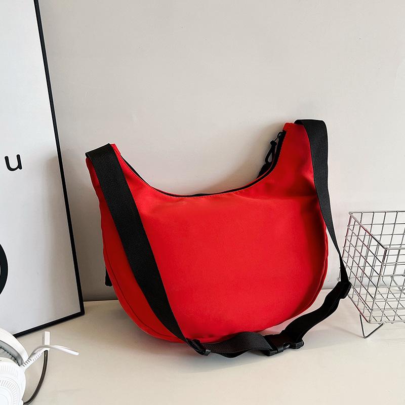 Нейлоновая ткань большая вместимость модная корейская версия сумка через плечо женская 2025 ранняя весна новая универсальная ins повседневная сумка-пельмень красный
Нейлоновая ткань большая вместимость модная корейская версия сумка через плечо женская 2025 ранняя весна новая универсальная ins повседневная сумка-пельмень красный
