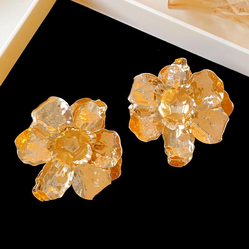 Steel needle European and American metal pleated flower stud earrings personalized light luxury high-end earrings cold wind temperament new earrings
Steel needle European and American metal pleated flower stud earrings personalized light luxury high-end earrings cold wind temperament new earrings
