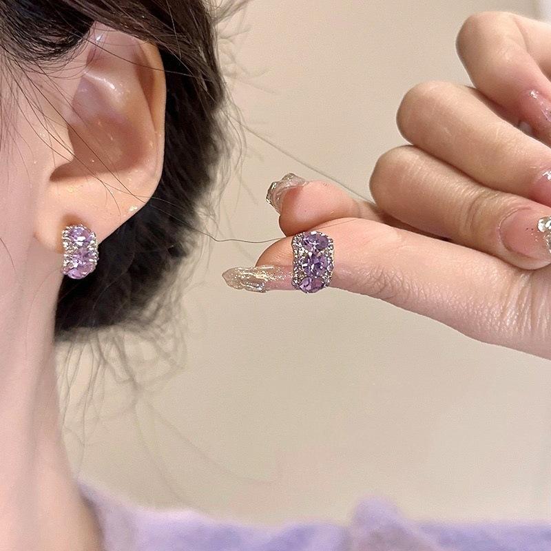 Korean niche exquisite zircon stud earrings women s new foreign-style earrings light luxury high-end versatile explosive earrings фіолетовий
Korean niche exquisite zircon stud earrings women s new foreign-style earrings light luxury high-end versatile explosive earrings фіолетовий