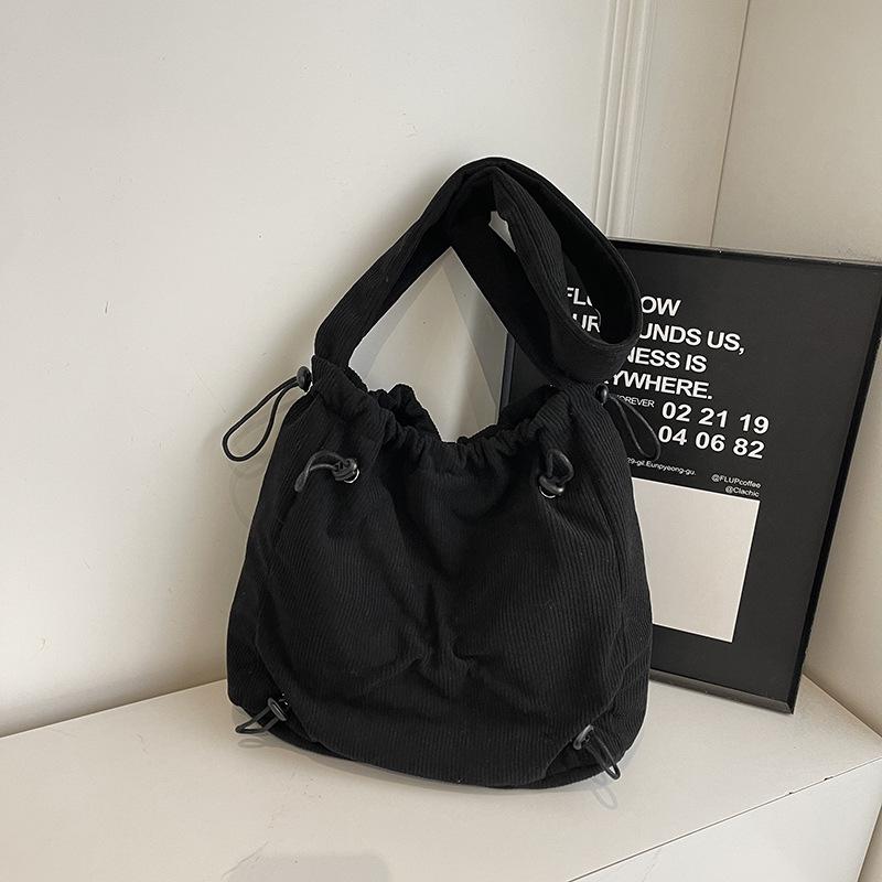 Small fresh bag women s large capacity 2025 autumn and winter fashion shoulder messenger bag fashion sense pleated commuter tote bag чорний
Small fresh bag women s large capacity 2025 autumn and winter fashion shoulder messenger bag fashion sense pleated commuter tote bag чорний