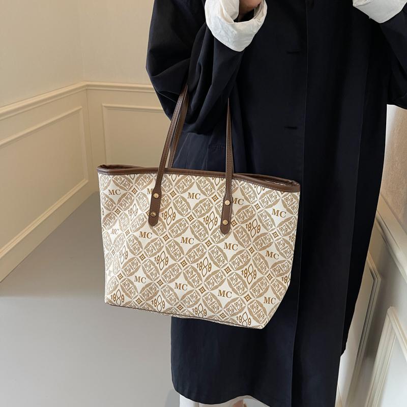 PU shoulder bag, tote bag, women s bag, fall 2024 print, one-size-fits-all zipper бежевый
PU shoulder bag, tote bag, women s bag, fall 2024 print, one-size-fits-all zipper бежевый