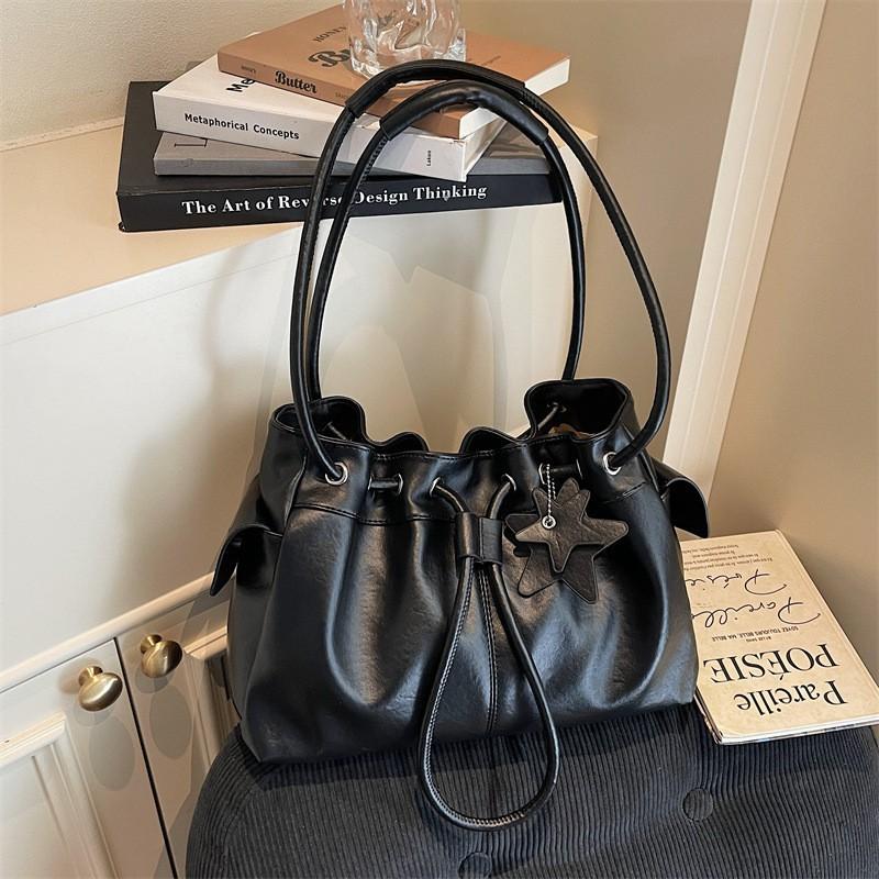 Small Group Light Luxury Tote Bag With Drawstring Women High-end Feeling Large Capacity Commuting Bucket All-matching Underarm Shoulder 34x14x23 чёрный
Small Group Light Luxury Tote Bag With Drawstring Women High-end Feeling Large Capacity Commuting Bucket All-matching Underarm Shoulder 34x14x23 чёрный