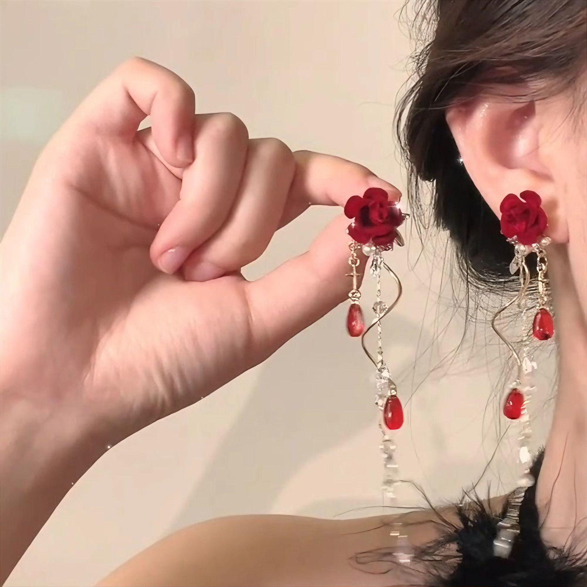 Red flocked rose fringed earrings women s New Year s atmosphere festive light luxury niche high-end water drop earrings
Red flocked rose fringed earrings women s New Year s atmosphere festive light luxury niche high-end water drop earrings