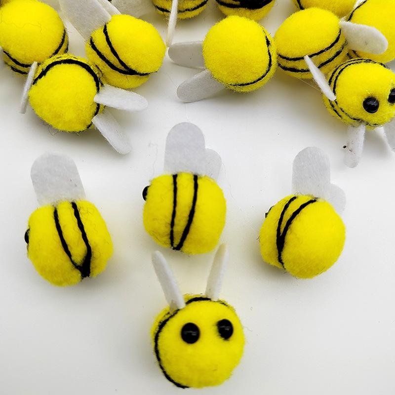 Жовта кашемірова шапка-бджілка з помпоном та поліестеровими бджілками-прикрасами
Жовта кашемірова шапка-бджілка з помпоном та поліестеровими бджілками-прикрасами