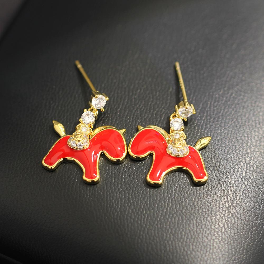 Cute red pony money bag earrings, New Year s festive atmosphere, zodiac animal studs, silver needle earrings, women s models
Cute red pony money bag earrings, New Year s festive atmosphere, zodiac animal studs, silver needle earrings, women s models