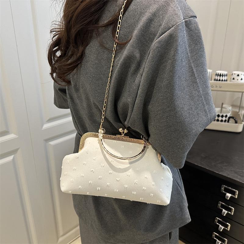 Summer new canvas fashion banquet simple lock chain shoulder crossbody shell handbag чорний
Summer new canvas fashion banquet simple lock chain shoulder crossbody shell handbag чорний