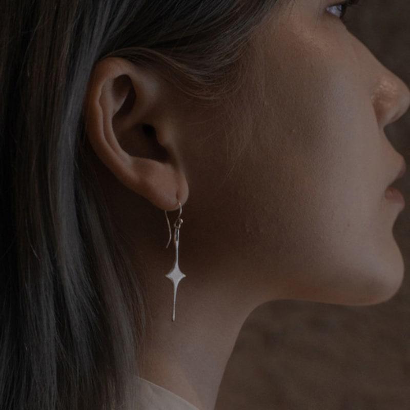 moon light stone Daisy earrings_light type_short ver. Silver Matt
moon light stone Daisy earrings_light type_short ver. Silver Matt