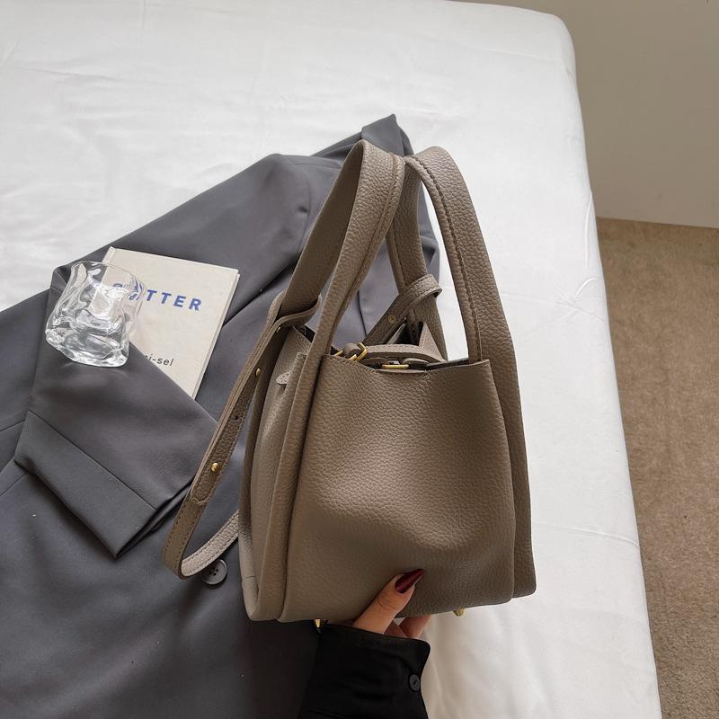 Fashion high-value bag women 2025 Korean simple style handbag bag small casual temperament niche shoulder bag хаки
Fashion high-value bag women 2025 Korean simple style handbag bag small casual temperament niche shoulder bag хаки