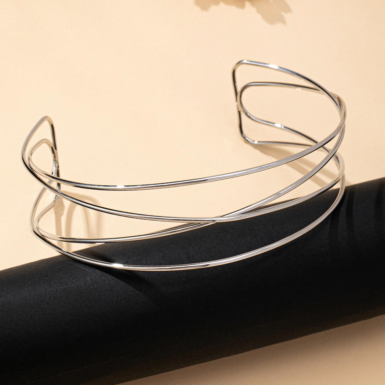 A Women s Necklace with Simple Lines and a Stylish Design, Suitable for Daily Wear and Parties
A Women s Necklace with Simple Lines and a Stylish Design, Suitable for Daily Wear and Parties