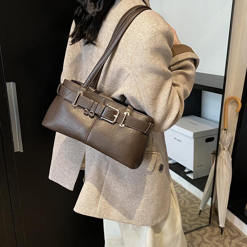 Hand carry bucket bag 2025 autumn and winter new retro fashion casual shoulder bag premium messenger bag чорний
Hand carry bucket bag 2025 autumn and winter new retro fashion casual shoulder bag premium messenger bag чорний
