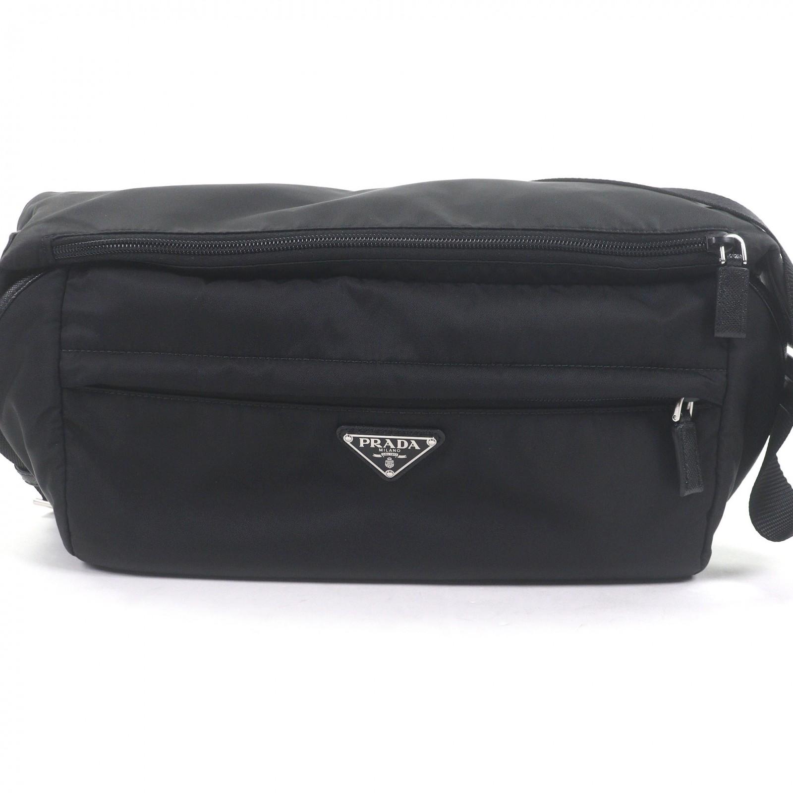 Very Good PRADA Shoulder Bag Re-Nylon triangle logo black Used
Very Good PRADA Shoulder Bag Re-Nylon triangle logo black Used