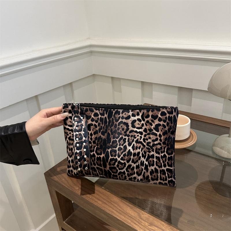 Stylish and simple leopard print clutch bag 2025 autumn new foreign style high value rivet small square bag
Stylish and simple leopard print clutch bag 2025 autumn new foreign style high value rivet small square bag